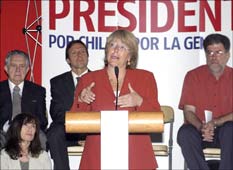 Bachelet presenta plan de 36 medidas y muestra los rostros de su más probable equipo económico