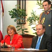 Bachelet enfatiza en políticas sociales y convoca a la derecha a colaboración