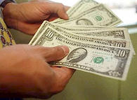 Senadores emplazan al gobierno a intervenir por caída del dólar y citan a ministro de Hacienda