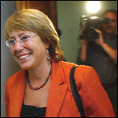 Bachelet recibe informe sobre identificación de restos del Patio 29