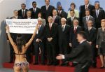 Gobernador orgulloso con argentina en bikini en cumbre