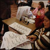 Sin mayores expectativas de un cambio, peruanos votaron en Chile