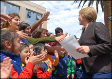 Derecha se lanza en picada contra Bachelet por críticas en acto del NO