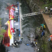 Nueva tragedia enluta al Ejército: 19 muertos al caer bus en Cañete