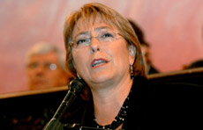 Presidenta Bachelet recibe Premio Eloísa Díaz