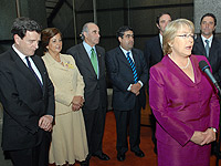 Bachelet convoca a gran pacto social y Piñera acepta el reto