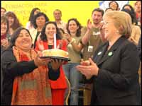 Saludos con mariachis y torta a Bachelet por cumpleaños