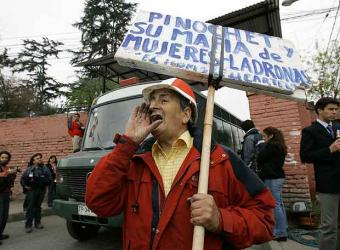 Los Pinochet compraron casas, relojes, trajes y audífonos con dinero público