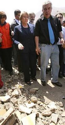 Bachelet pide a ministra de Vivienda apurar la entrega de ayuda a víctimas del terremoto