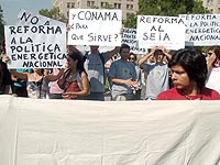 Ecologistas protestan frente a La Moneda contra represas