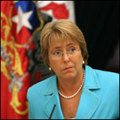 Bachelet apoya al cardenal y pide fin de beligerancia