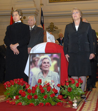 Presidenta Bachelet asiste a velatorio de Hortensia Bussi de Allende