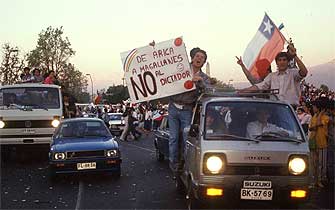 Fuerzas democráticas celebran el triunfo del No contra Pinochet