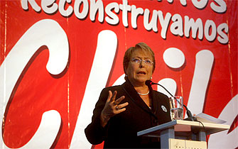 Rol de Bachelet tras catástrofe desata fuegos cruzados