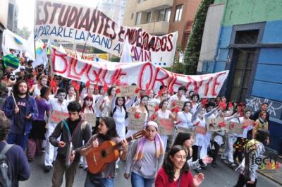 25 mil santiaguinos exigen en la calle recuperación de la educación pública