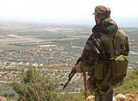 Un combatiente de las fuerzas de Hizbolláhm mira hacia el norte de Israel.  