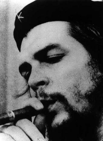 El Che, fumando