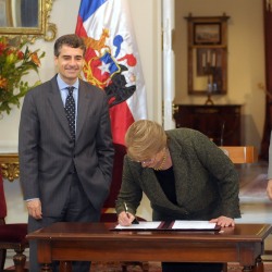 Bachelet firma proyecto que deroga ‘Ley Reservada del Cobre’